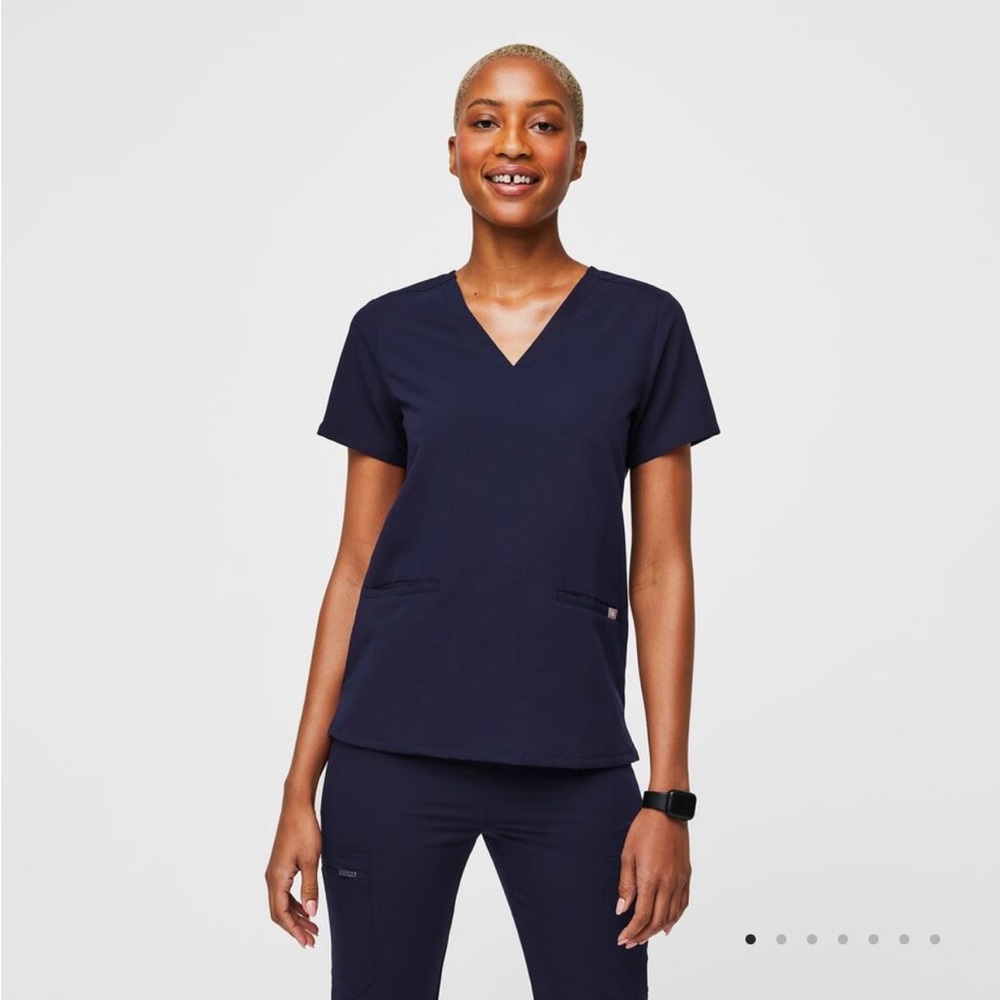 Figs Casma three-pocket scrub top in navy